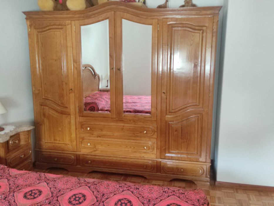 Cama, 2 cabeceiras, guarda fatos e candeeiros incluídos