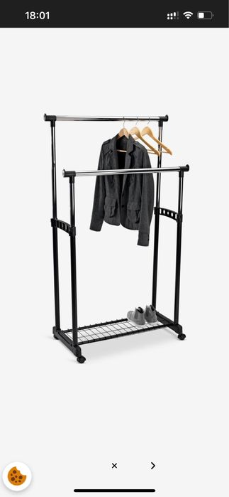 Вішалка для одягу на колесах