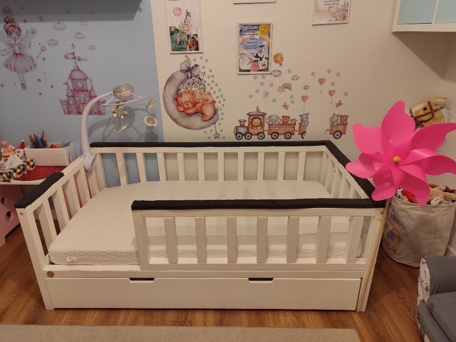 Łóżko drewniane dziecięce białe z materacem