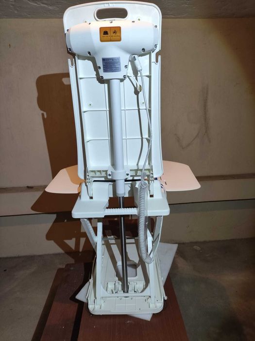 cadeira de apoio ao banho para pessoas com problemas de mobilidade