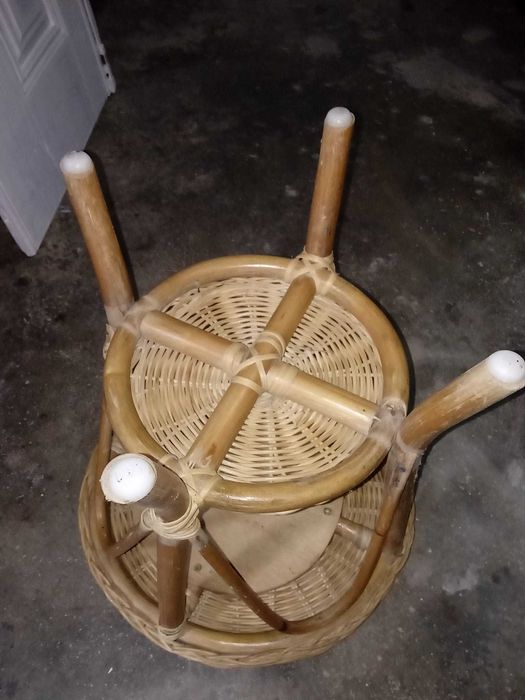 Mesa pequena em vime