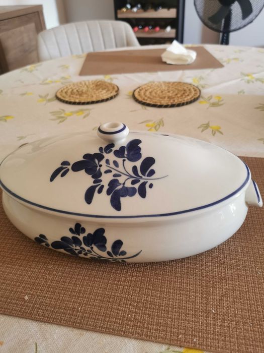 Terrina oval em tons de azul pintada à mão