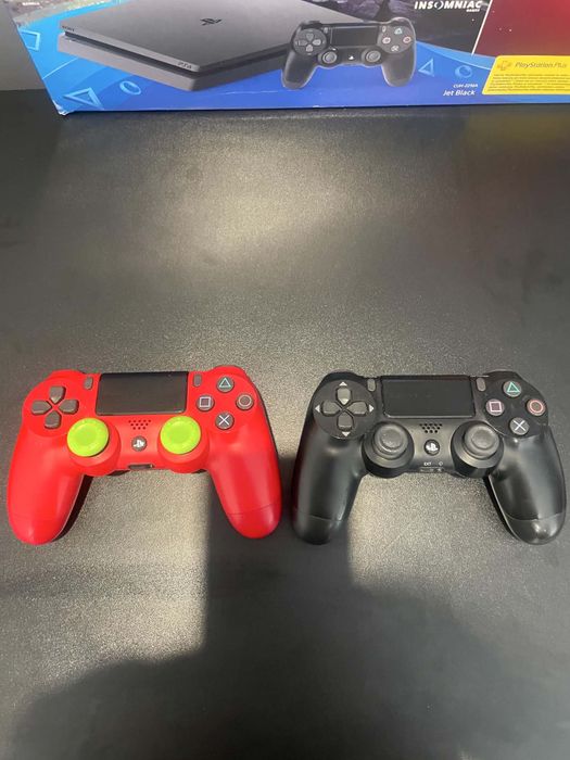 Konsola PS4 + 2 pady