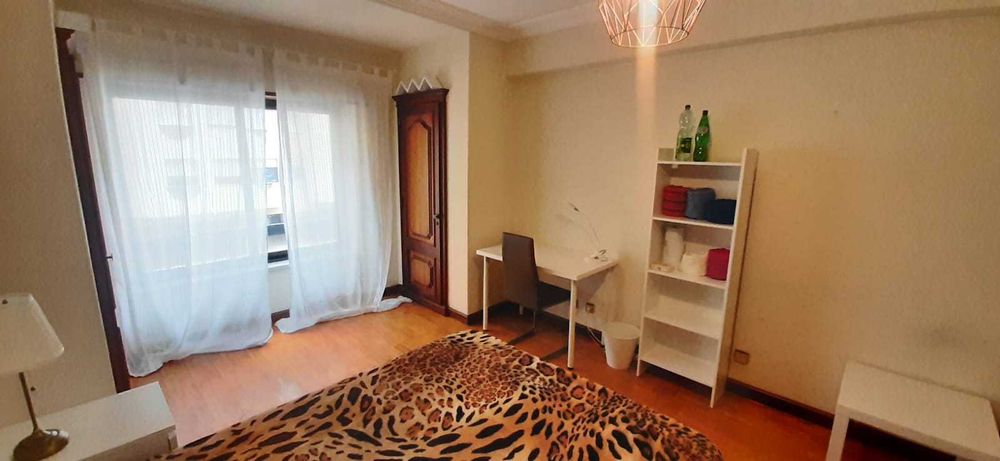 Quarto Suite (wc privado) espaçoso (parece T0). CentroLISBOA