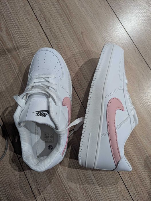 Białe sportowe buty