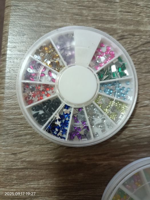 Стрази, глітер, гель -лак, фольга