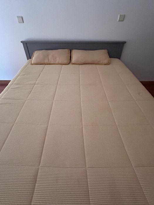 Cama e mesa de cabeceira