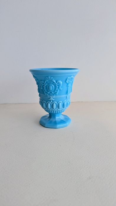 Copo azul de vidro moldado com pé alto