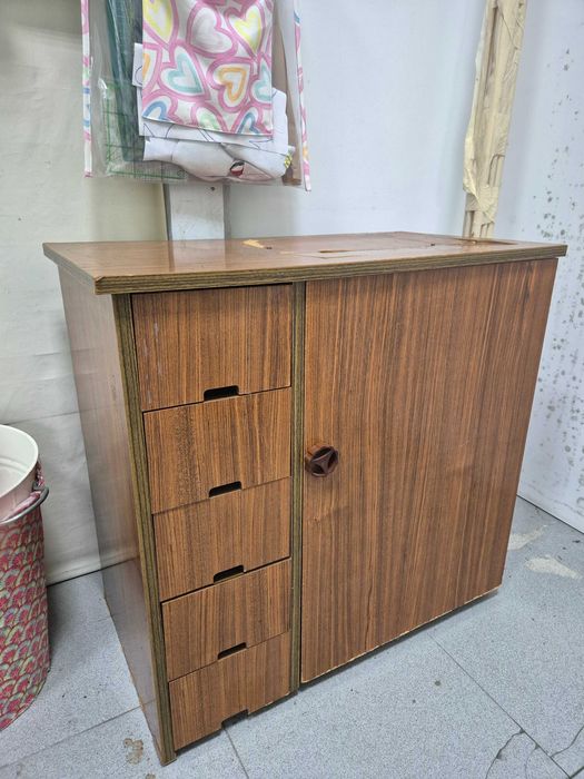 Móvel para Máquina de Costura em Madeira