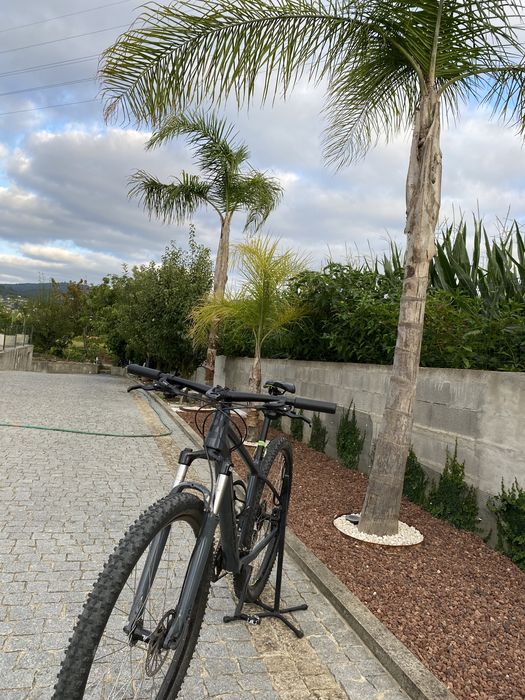 Bicicleta CUBE.   .
