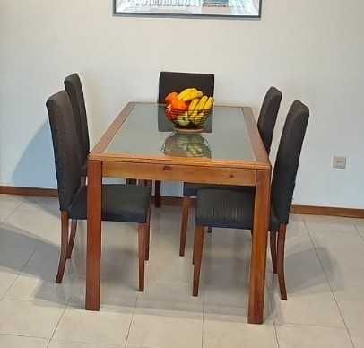 Mesa de jantar com 6 cadeiras
