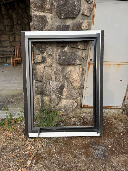 2 janelas com acabamento a alumínio antrcite L 119.5 X A 157 cm.
