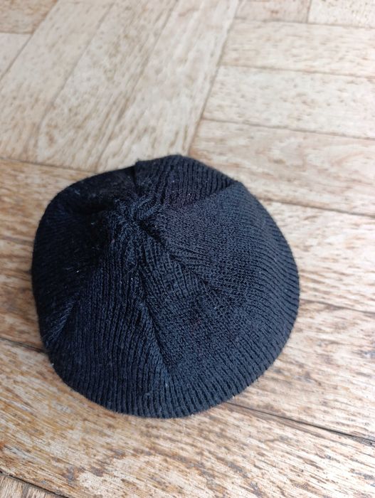 Czapka na głowie czarnego koloru unisex stylową