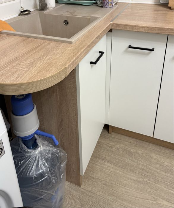 Низ кухні кутовий з камʼяною мийкою та краном