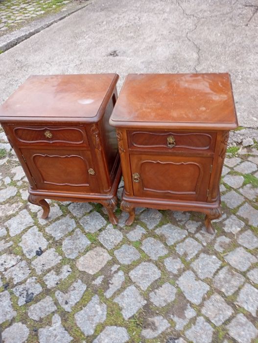 Vendo pare de mesinhas muita bonitas bom estado