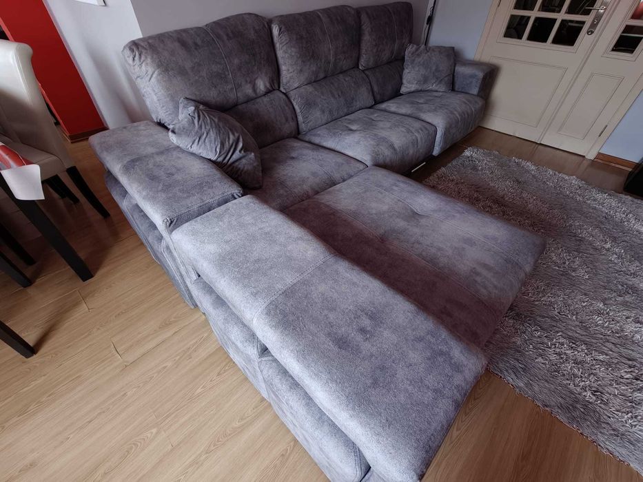 Sofá espaçoso e acolhedor perfeito para relaxar