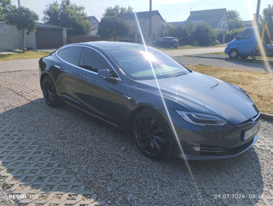 Тесла модел s 18 год . 100D