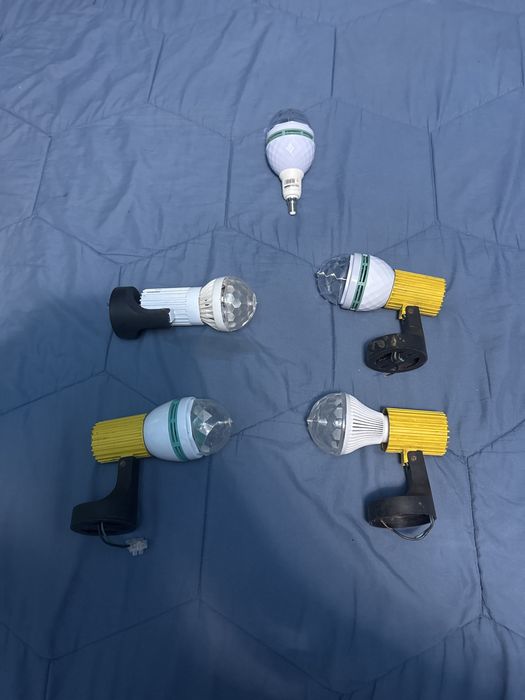 lâmpadas LED rotativas coloridas RGB (muitas vezes conhecidas como "globo de festa" ou "bola maluca" giratória