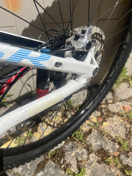 Bicicleta BTT Specialized suspensão total L
