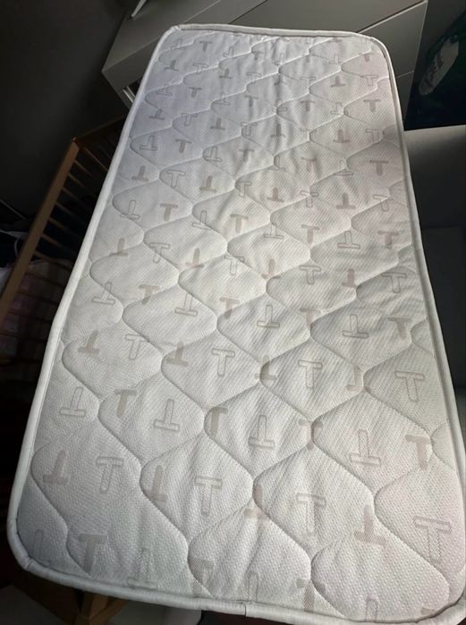 Cama de criança com colchão