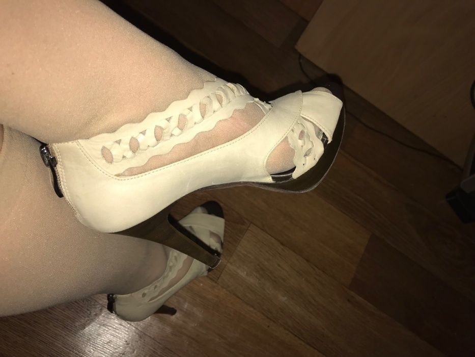 Босоножки на высоких каблуках