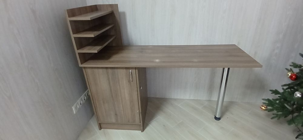 Продам гарний Б/У стіл для манікюра
