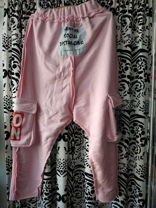 spodnie z obniżonym krokiem MissCity róż