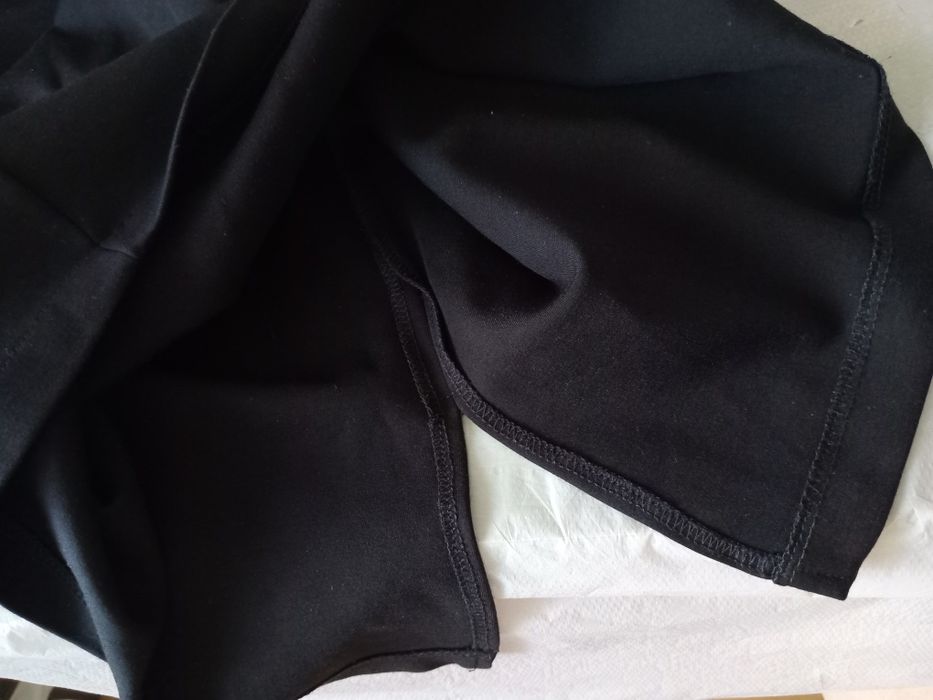 Спідниця чорна, з еластаном, розмір L