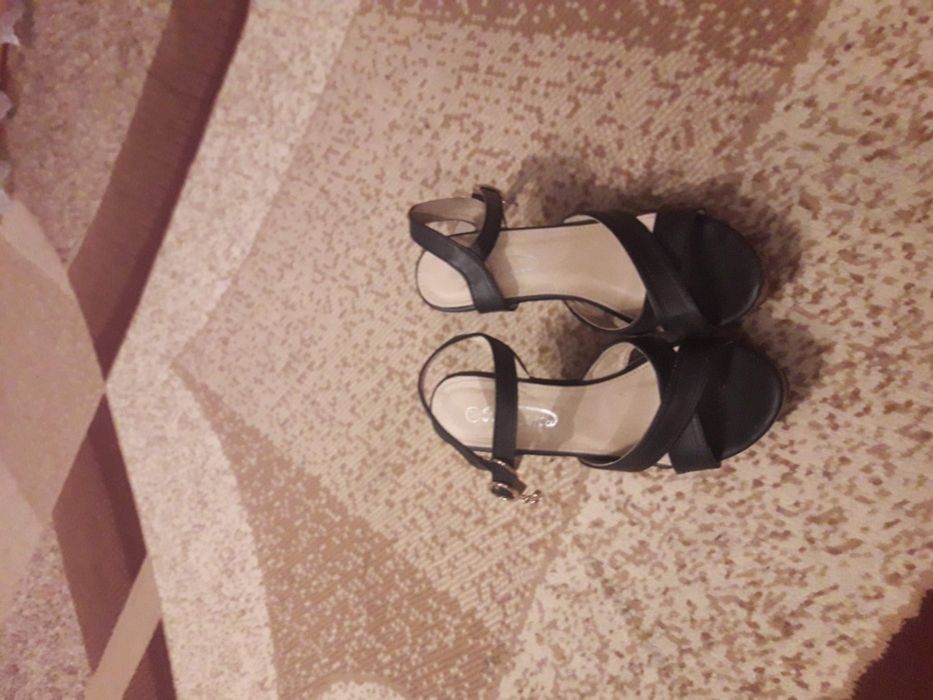 продам сандалі для дівчини розмір 36