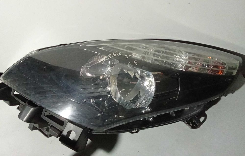 FAROL ÓTICA LADO ESQUERDO RENAULT SCENIC 2010