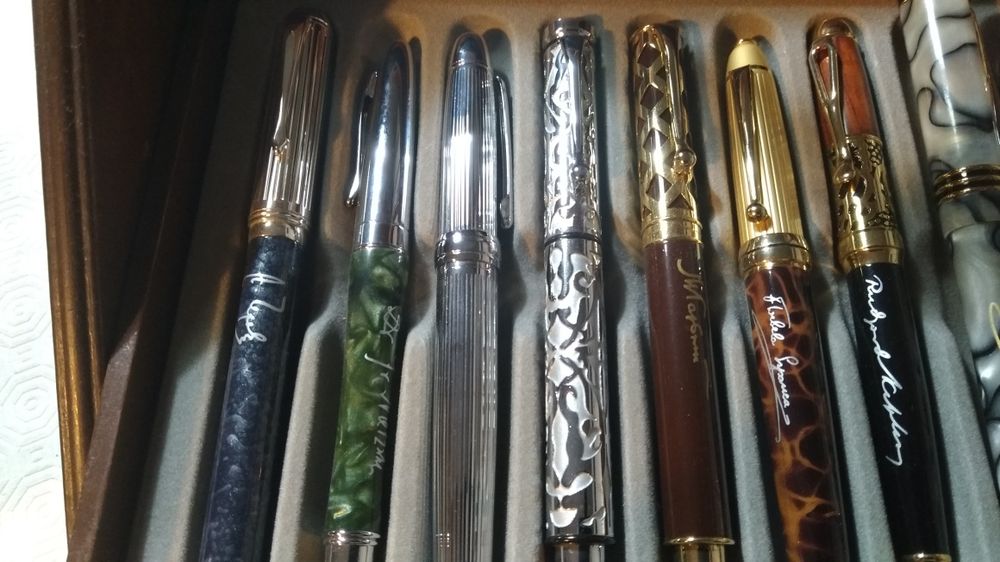 Movel com 22 ,Canetas com Assinaturas Escritores