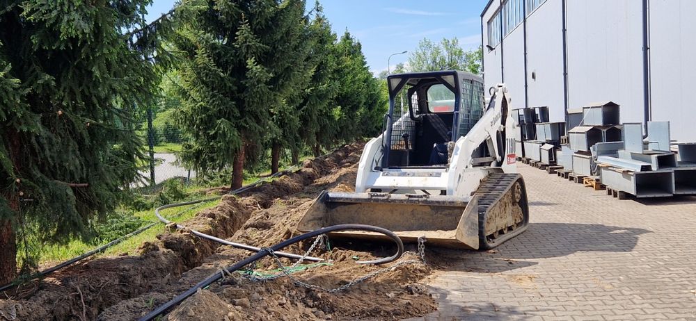 Usługi miniładowarką Bobcat, niwelacja, załadunek, równanie, transport.