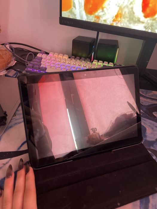 Tablet lenovo bez opakowania byl uzywany przez rok i przez kolejny rok nie uzywalam go ladowarka USB