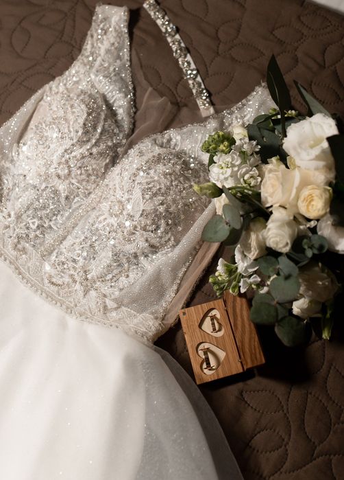 Весільна сукня з невеликим шлейфом