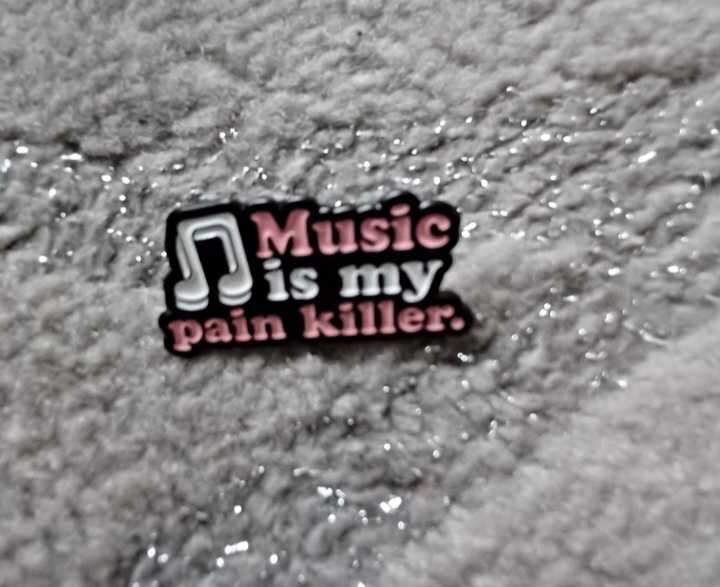 Emaliowany pin przypinka Music is my pain killer