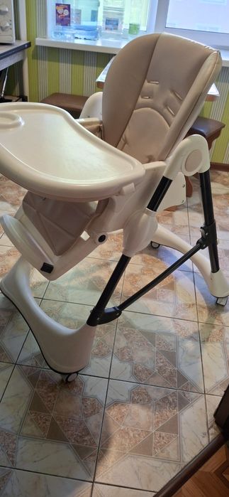 Столик для годування Carrello