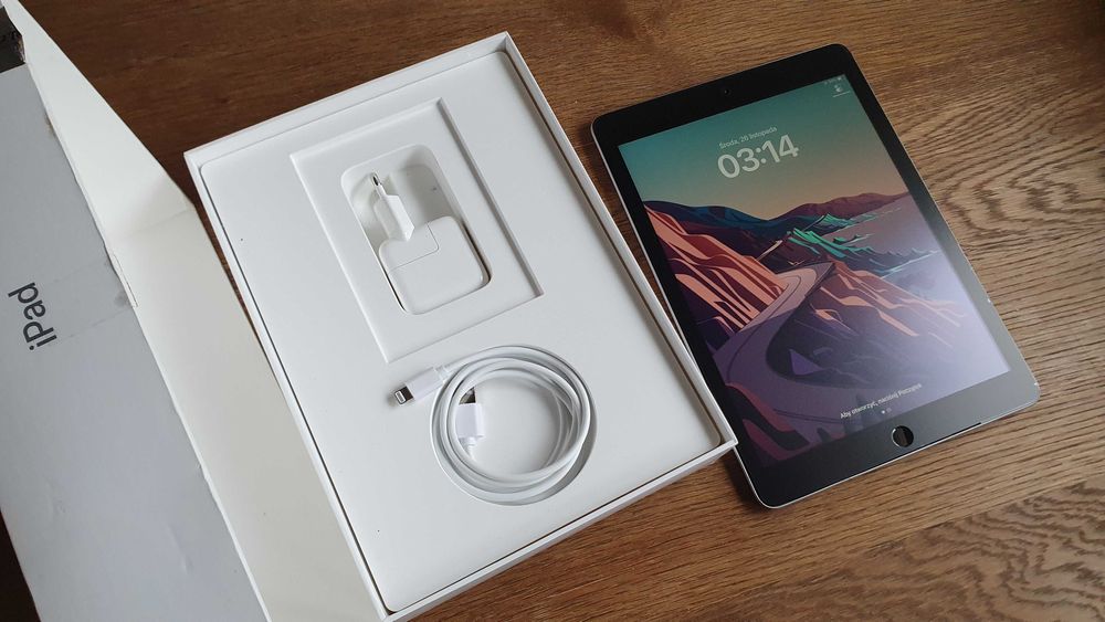 iPad 5th A1822 Wi-Fi 128GB ,ekran Retina 9,7" Space Gray Komplet