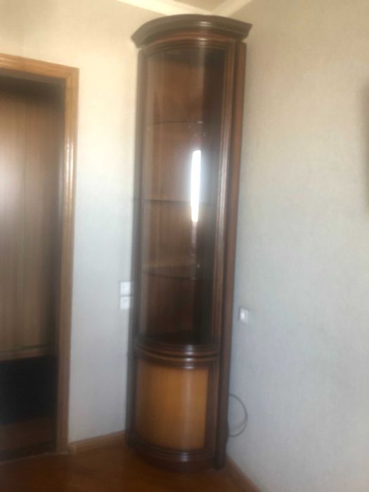Продам кутову вітрину для гостиноі кімнати.