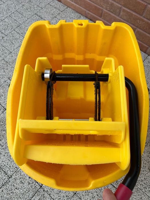 Rubbermaid solidne wiadro do mopa,  Commercial WaveBrake Mopping System,