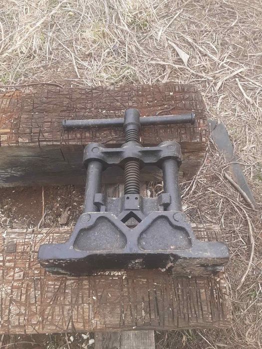 Слесарные тиски.