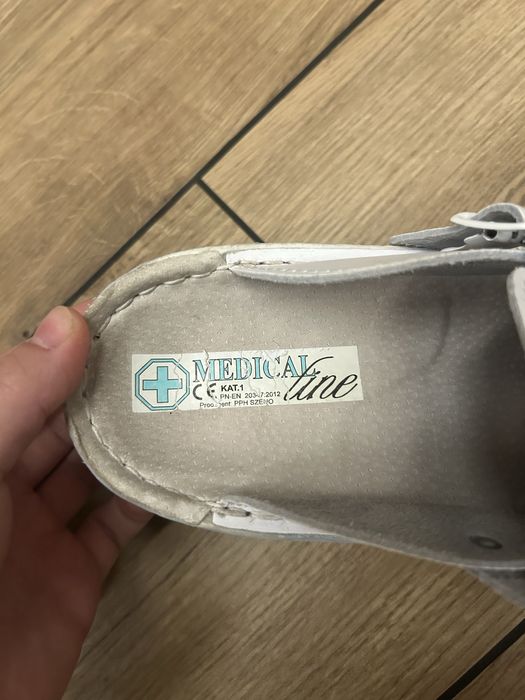 Buty klapki medyczne skórzane