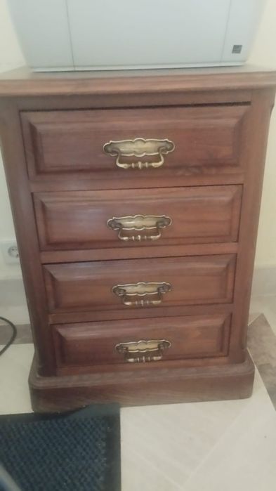 Mesa de cabeceira em madeira maciça com 4 gavetas – estilo clássico/vintage