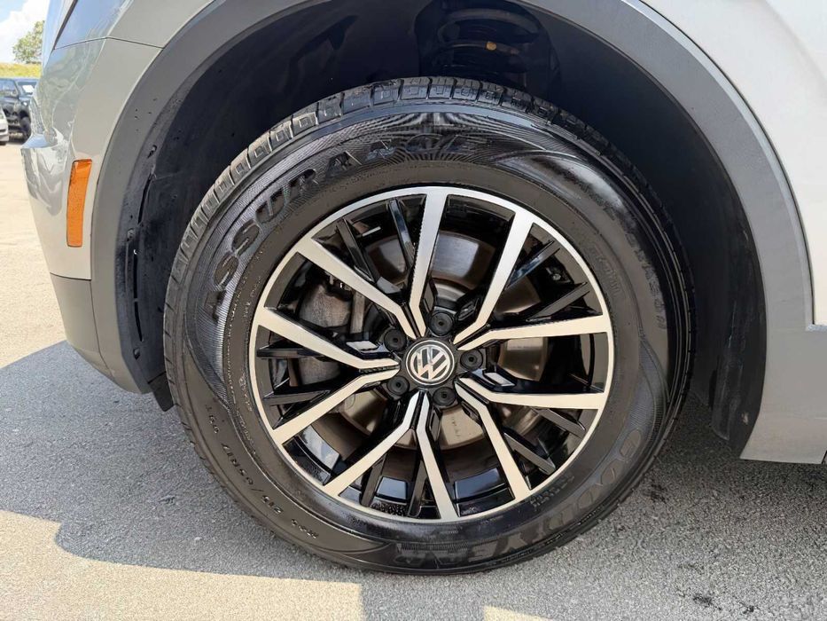 Volkswagen Tiguan      2021