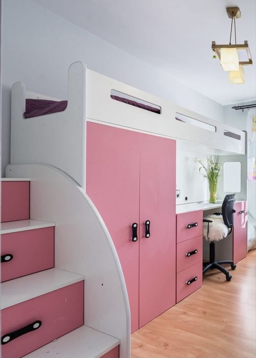 Łózko pietrowe z szafa i biurkiem