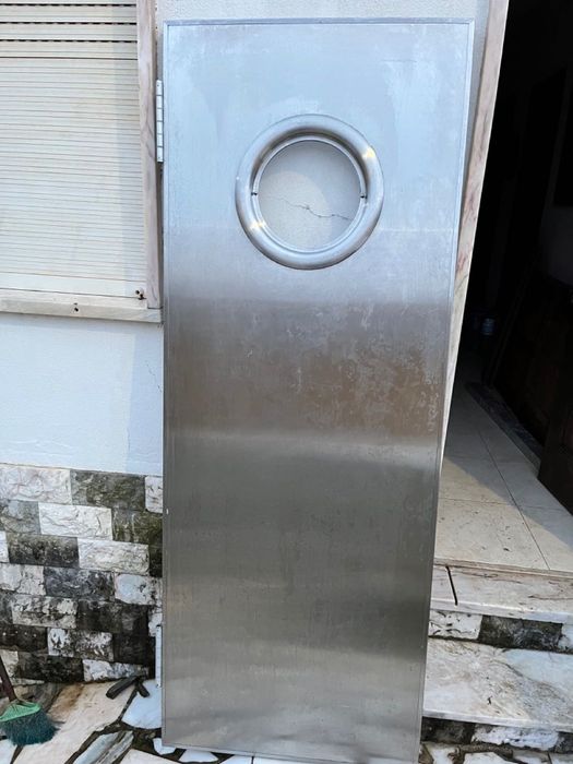 Porta de cozinha restaurante com óculo