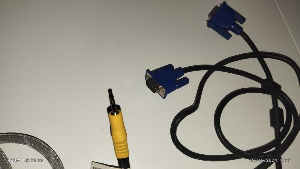 Varios cabos incluido cabo portatil hp, cabo VGA e cabo para wii