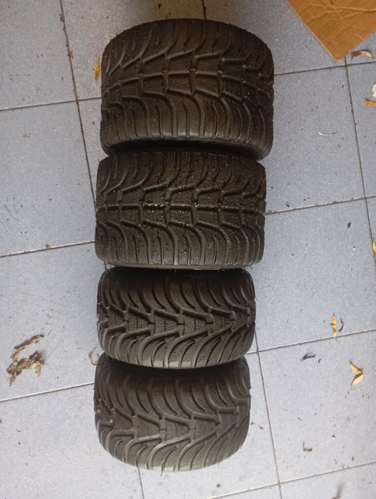 Conjunto de pneus de chuva