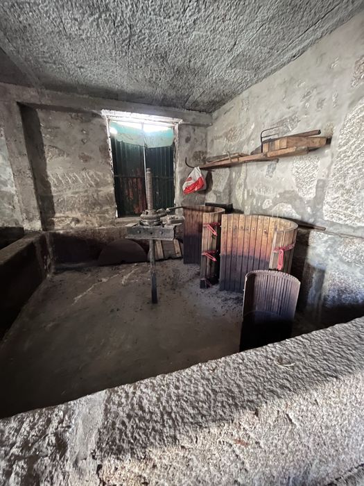 Prensa antiga de vinho em madeira e ferro – tradicional