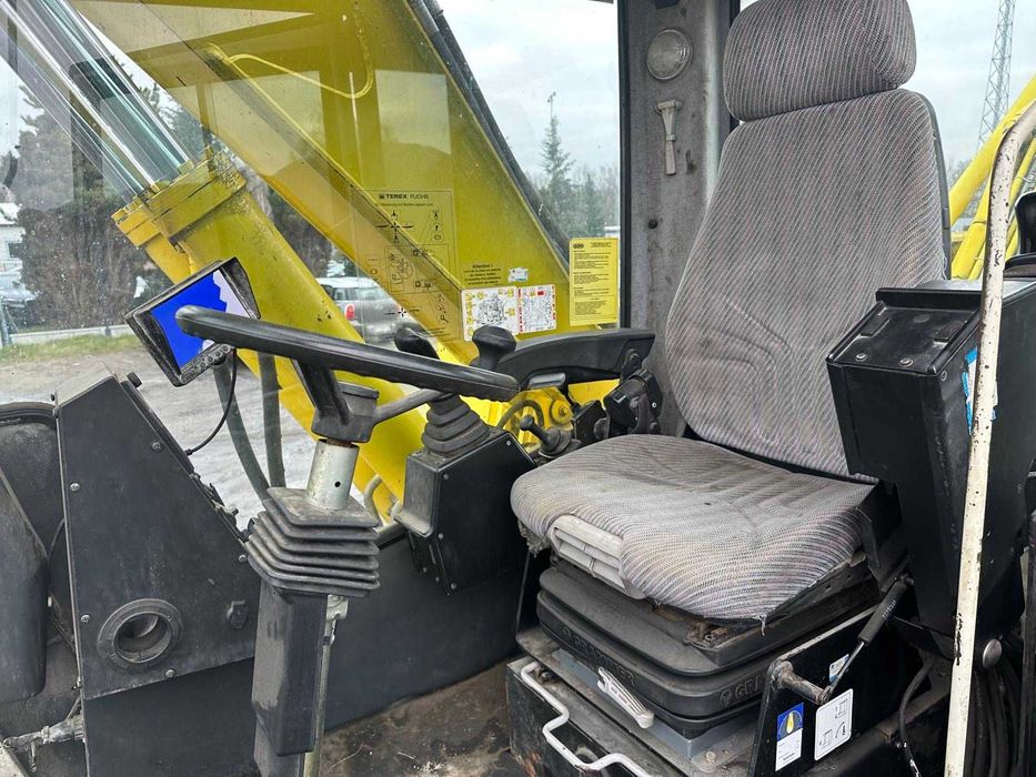 Fuchs MHL 320 + szczypce do demontażu samochodów
