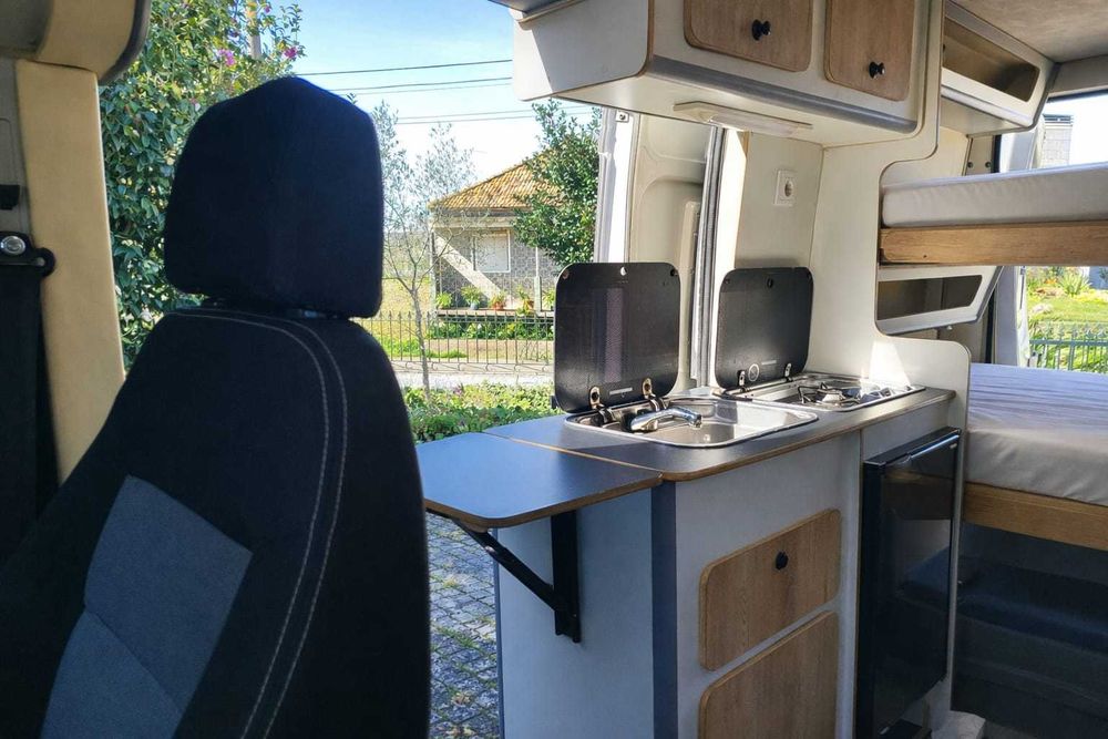Campervan moderna e compacta e bem equipada – liberdade total para 4 pessoas